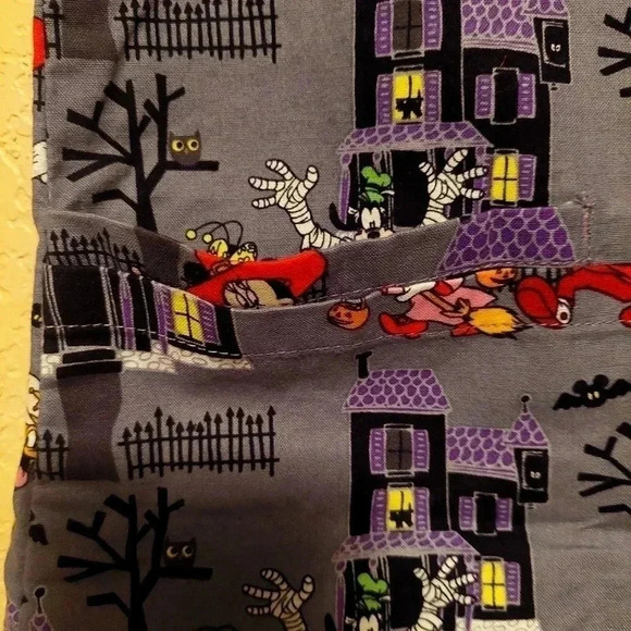 Disney HALLOWEEN Scrub Top Womens XS Mickey Minnie Mouse Donald Goofy - Picture 6 of 6